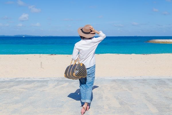 沖縄旅行をする女性　ひとり旅
