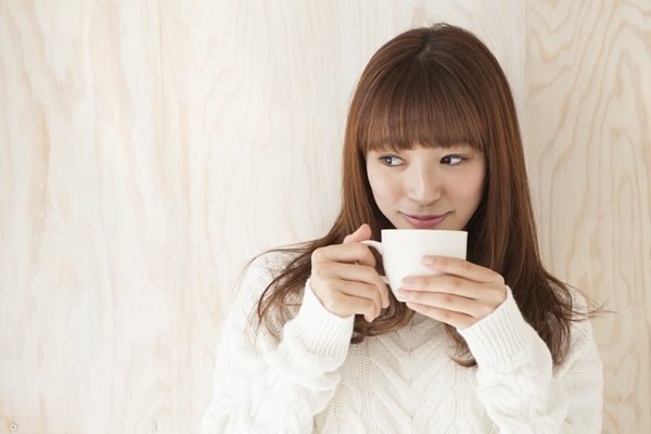 温かいお茶を飲む女性