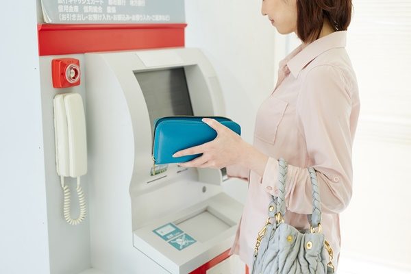 ATMを使う女性　ルール　節約