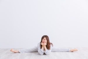 ストレッチをするパジャマの女性