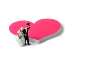 ピンクのハートマークと新婚夫婦　40代女性　婚活