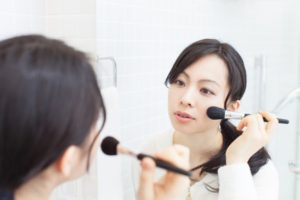 メイクをする女性