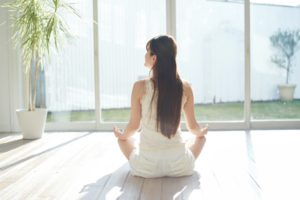 ヨガをする若い女性